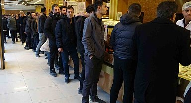 Van'da Ramazan pidesi kuyruğu
