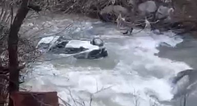 Virajı alamayan otomobil çaya uçtu: 1 ölü, 1 yaralı