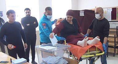 Yatağa bağımlı hastalar oy kullanmaya sedyeyle götürüldü