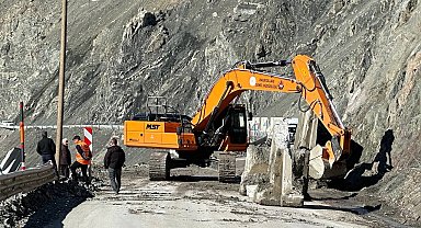 Yüksekova-Van karayolunda heyelan