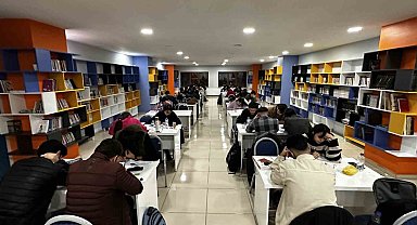 Yüksekova'da açılan kütüphaneler sayesinde öğrenciler sahura kadar çalışıyor
