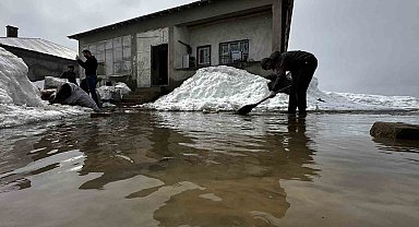 Yüksekova'da bir evin odunluğu sular altında kaldı