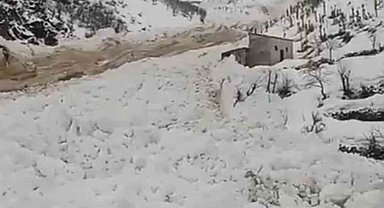 Yüksekova'da çığ düştü, köyün şehirle ulaşımı kesildi