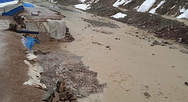 Yüksekova'da dere taştı: Ahırları su bastı