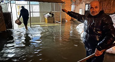 Yüksekova'da evi sular altında kalan 5 nüfuslu aile, akrabalarına sığındı