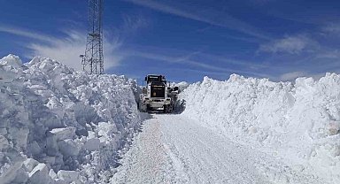 Yüksekova'da karla mücadele sürüyor