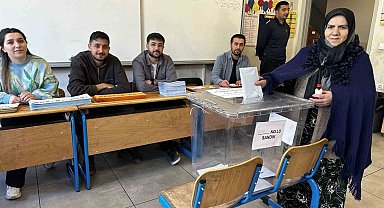 Yüksekova'da oy kullanma işlemi başladı