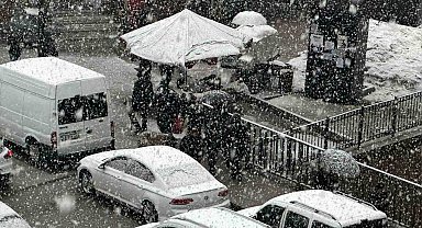 Yüksekova'da sağanak yerini kar yağışına bıraktı