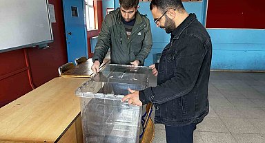 Yüksekova'da sandıklar okullara yerleştirildi