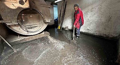 Yüksekova'da yoğun yağışlar sonrası binanın kalorifer dairesi sular altında kaldı