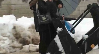 Yüksekova'da yolda mahsur kalan vatandaşları ekipler kepçeyle kurtardı