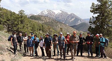 15 km yürüdüler, sonra zirvenin keyfini çıkardılar