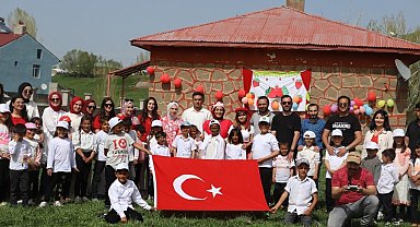 'Çilek Abla' köy okulu öğrencilerini baharla süslenmiş çileklerle buluşturdu