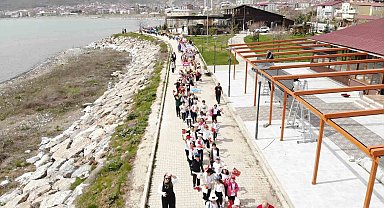 400 öğrenci yürüyüş yapıp sahilde kitap okudu