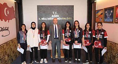 Ağrı Milli Eğitim Müdürü Kökrek, Türkiye Yarı Finallerine gidecek takımı tebrik etti