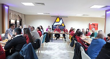 Ağrı Valisi Koç ve eşi, kadın futbol takımıyla iftarda buluştu