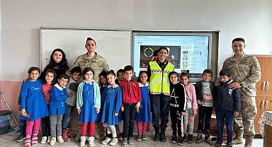 Ağrı'da jandarma ekipleri miniklere trafik kurallarını anlattı