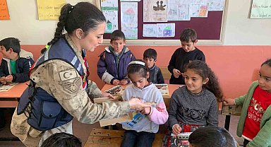 Ağrı'da jandarmadan ilkokul öğrencilerine "Mahremiyet" eğitimi