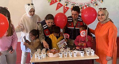 Ağrı'da jandarmadan miniklere 23 Nisan sürprizi