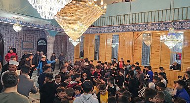 Ağrı'da son teravih çocukların neşesiyle kılındı