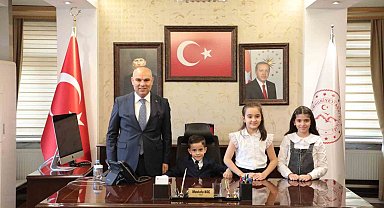 Ağrı'da Vali Mustafa Koç, koltuğunu 2'nci sınıf öğrencisine devretti