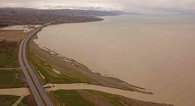 Ahlat'ta Van Gölü kahverengiye boyandı