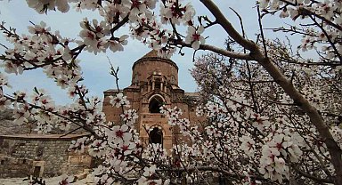 Akdamar Adası renk cümbüşüne büründü