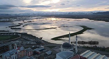 Ardahan'da nehir taştı, ova göle döndü