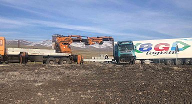 Ardahan'da tır bariyerlere çarptı