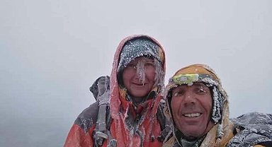 Bahar ayında Ağrı Dağı'na çıkan dağcıların yüzü buz tuttu