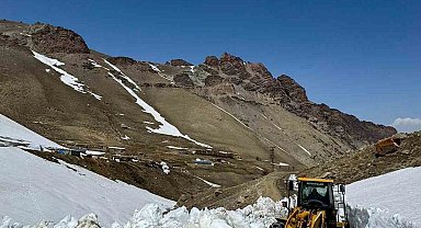 Başkale'de kar nedeniyle 5 aydır kapalı olan yol ulaşıma açıldı