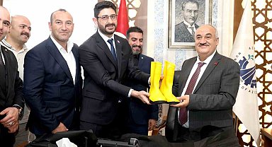 Başkan Akpunar'a anlam yüklü hediye