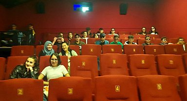 Beldede yaşayıp hiç sinemaya gitmeyen 40 öğrenci sinema keyfi yaşadı