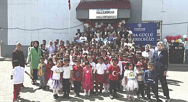 Binlerce kilometre uzaktan gelip köy okulunun tadilatını yaptılar