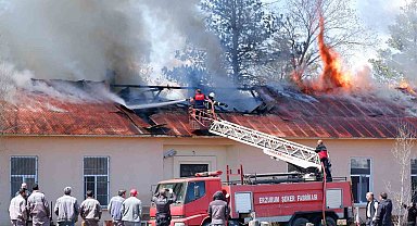 Bir kıvılcım binayı ateşe verdi