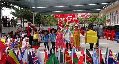 Bitlis'te 120 öğrenci 32 ülkenin kostümleriyle defile yaptı