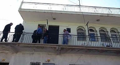 Boşanma aşamasındaki eski polis bıçakla kendini eve kapattı, ekipler alarma geçti