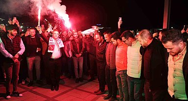 Bu görüntüler miting alanından değil, sahur halayından: Yüzlerce kişi geleneksel sahur halayında buluştu