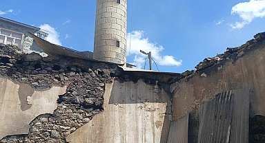 Camide çıkan yangın eve sıçradı