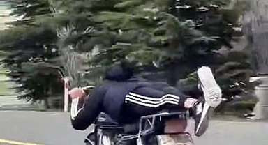 Canını hiçe saydı, motosikletin üzerine uzanarak seyretti