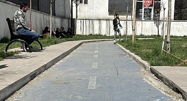 Çarşı merkezindeki tek park izmarit çöplüğüne döndü