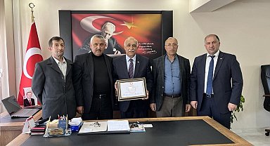 Çıldır'da seçimi kazanan AK Partililer mazbatalarını aldı