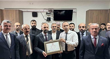 Çukurca Belediye Başkanı Nazmi Demir mazbatasını aldı