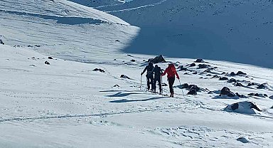 Dağcılar Ağrı Dağı eteklerinde kayak yaptı