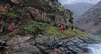 Dereye düşen at kurtarıldı