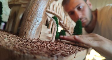 Doğadan topladığı malzemelerle 1918 parçalık maket lambader yaptı