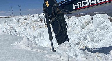 Doski Vadisi'nde 5 metreyi bulan karda yol açma çalışması