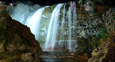 Dünyanın en yüksek 3. şelalesi baharla coştu