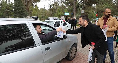 Elazığ Belediyesi, mezarlığa gelen vatandaşlara ikramda bulundu