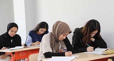 Elazığ Belediyesi, "O sene, bu sene" sloganı ile Elazığspor temalı YKS deneme sınavı gerçekleştirdi